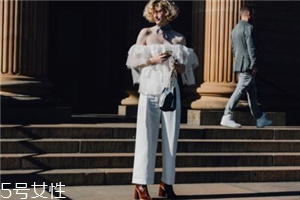 荷葉邊上衣配什么褲子？塑造浪漫小女人氣質