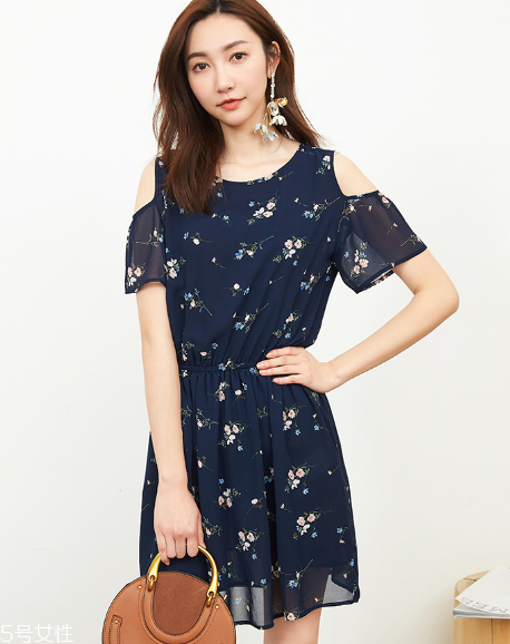 露肩上衣怎么搭配？屬于春天的小性感