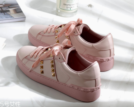 女式春夏運(yùn)動(dòng)鞋怎么挑？三種款式好搭又顯高