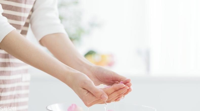 洗面奶洗后緊繃怎么回事？這6招讓你春季洗臉不拔干