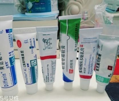 阿達帕林凝膠含激素嗎？