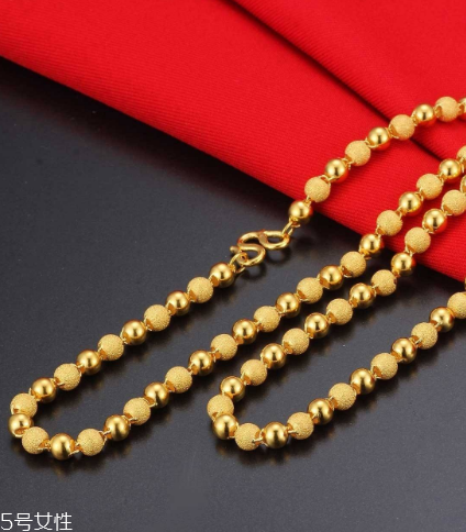 泡溫泉可以戴金項(xiàng)鏈嗎？泡溫泉最好別佩戴飾品