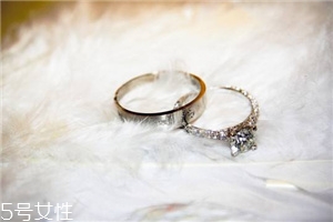 婚戒可以戴右手嗎？沒(méi)有明確的規(guī)定