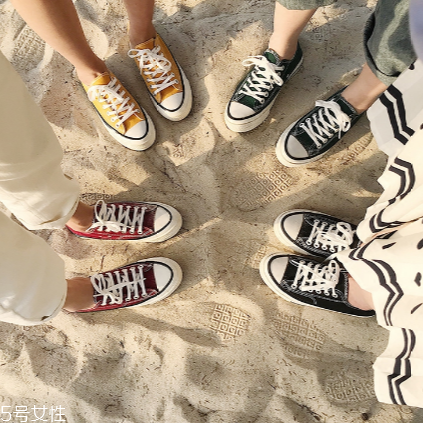 帆布鞋上的泥漬怎么去？巧妙去除泥漬