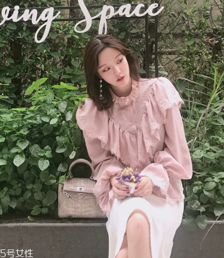 荷葉邊上衣怎么搭配？少女路線必備款