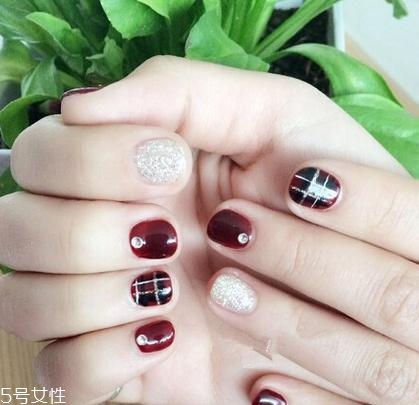 美甲的形狀和顏色怎么搭配？劍型指甲適合紅與黑