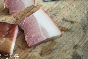 煙熏臘肉是熟的嗎？是生肉腌制的