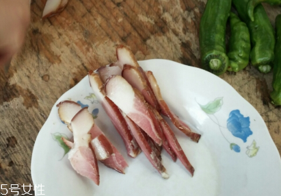 煙熏臘肉是熟的嗎？是生肉腌制的