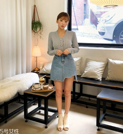 牛仔裙配什么上衣？最經(jīng)典的時(shí)尚穿搭