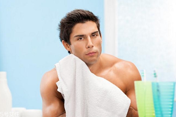 男士控油護(hù)膚品怎么選？用對(duì)護(hù)膚品做干凈的懶男人