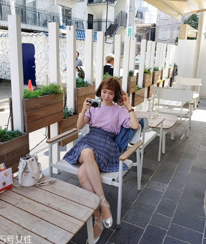 格子裙搭配什么上衣？俏皮少女范兒
