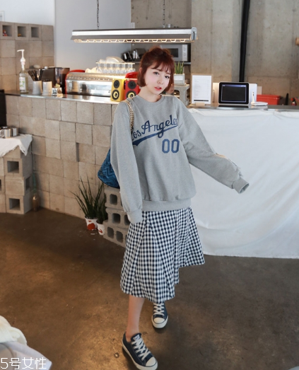 格子裙搭配什么上衣？俏皮少女范兒
