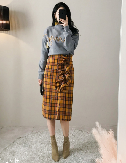 格子裙搭配什么上衣？俏皮少女范兒