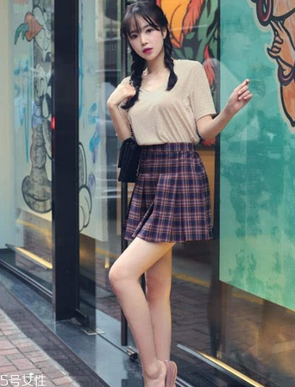 格子裙搭配什么上衣？俏皮少女范兒