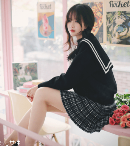 格子裙搭配什么上衣？俏皮少女范兒