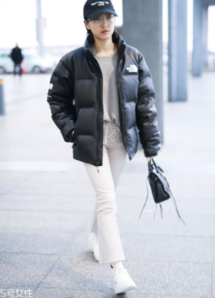 白褲子怎么搭配衣服好看？跟著明星學(xué)穿搭