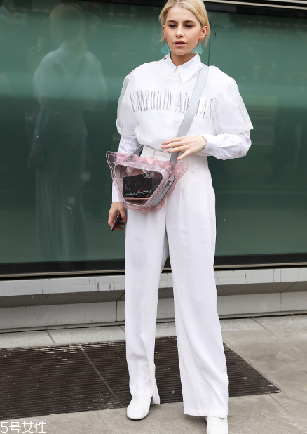 白褲子怎么搭配衣服好看？跟著明星學(xué)穿搭