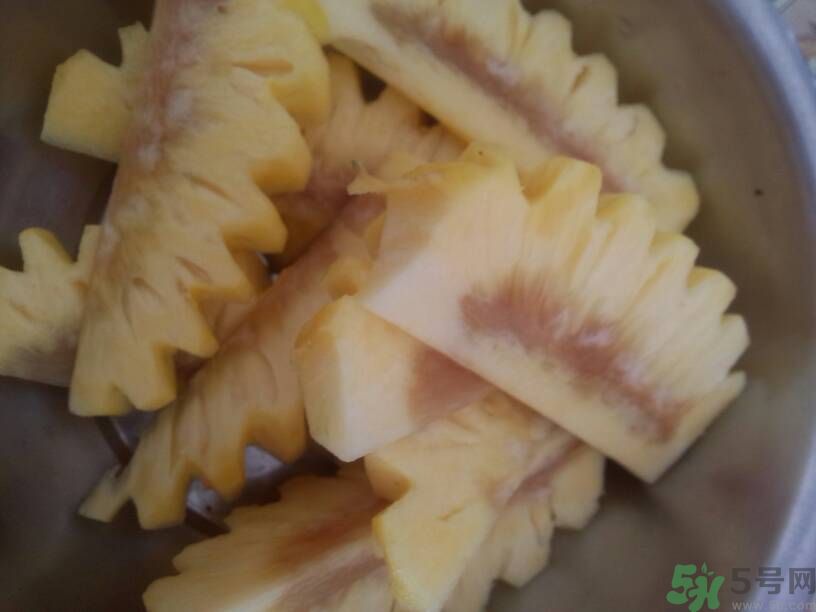 菠蘿里面發(fā)黑能吃嗎？切開菠蘿里面是黑色的怎么回事？