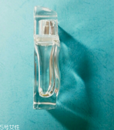 水生調(diào)聞起來像什么？讓人想起大海的香水