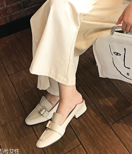 什么樣的鞋子顯腿長(zhǎng)？拯救自己的小短腿