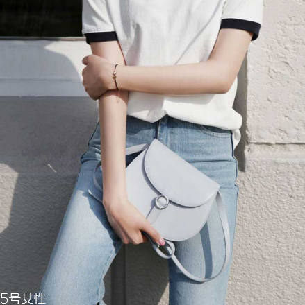 aiou是什么牌子？極簡風個性包袋