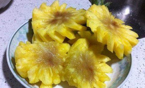 菠蘿里面發(fā)黑能吃嗎？切開菠蘿里面是黑色的怎么回事？