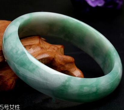 玉手鐲有裂紋還能戴嗎？玉石專家告訴你答案