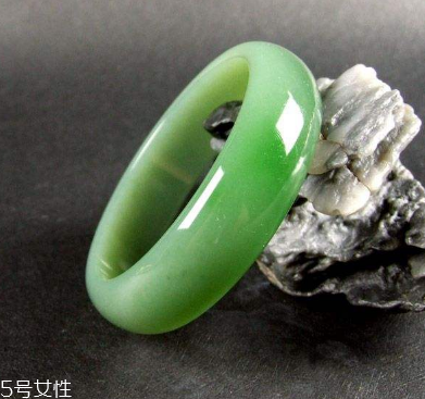 玉手鐲取不下來怎么辦？小妙招輕松取下玉手鐲