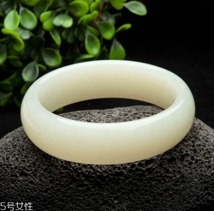 玉手鐲可以戴著睡覺(jué)嗎？玉手鐲有助于睡眠