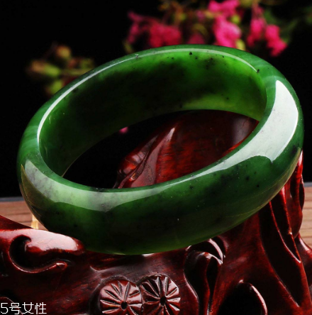 玉手鐲可以戴著睡覺(jué)嗎？玉手鐲有助于睡眠