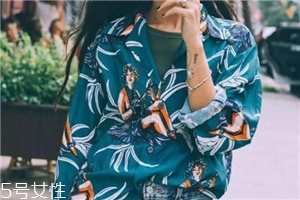 碎花衣服怎么搭配？美上天的秘密武器
