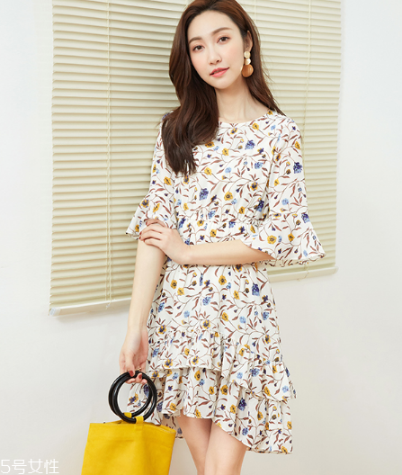 碎花衣服怎么搭配？美上天的秘密武器