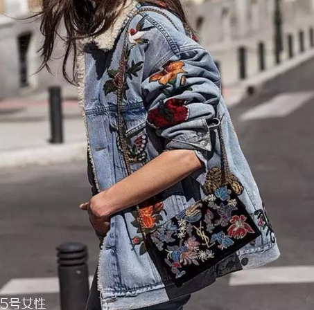 碎花衣服怎么搭配？美上天的秘密武器