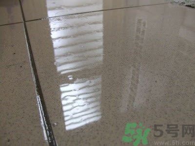 家里地板返潮怎么辦？墻上流水是怎么回事？
