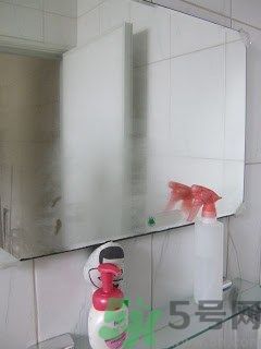 家里地板返潮怎么辦？墻上流水是怎么回事？