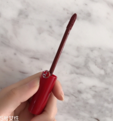 阿瑪尼紅管唇釉200是什么顏色？阿瑪尼紅管200唇部試色