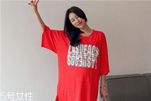 紅色t恤衫配什么褲子？紅色t恤這樣搭配褲子
