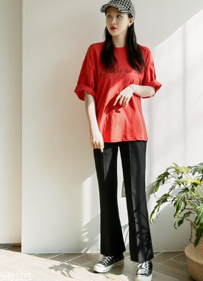 紅色t恤衫配什么褲子？紅色t恤這樣搭配褲子