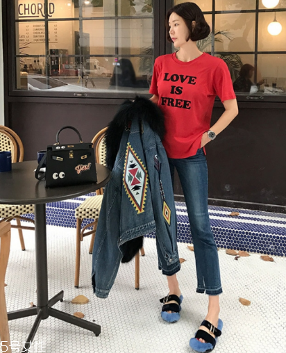 紅色t恤衫配什么褲子？紅色t恤這樣搭配褲子