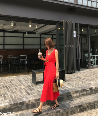 紅色連衣裙配什么鞋子好看？紅色連衣裙搭配鞋子示范