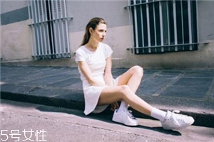 小白鞋磨腳后跟怎么辦？小白鞋磨腳問題輕松解決