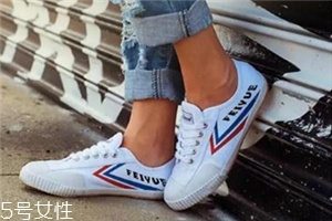 小白鞋前面擠腳怎么辦？小白鞋前面擠腳解決方法