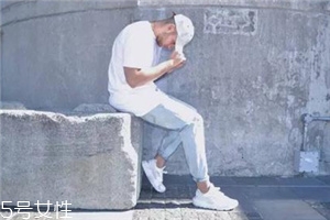 小白鞋要穿襪子嗎？穿小白鞋用不用穿襪子
