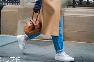 小白鞋蹭出黑條怎么辦？小白鞋黑印清洗方法
