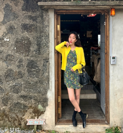 碎花連衣裙配什么外套？碎花連衣裙搭配外套圖片