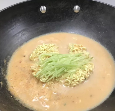 牛奶辛拉面煮多久？牛奶辛拉面牛奶和水的比例