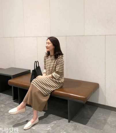 條紋連衣裙配什么鞋子？條紋連衣裙搭配鞋子圖片