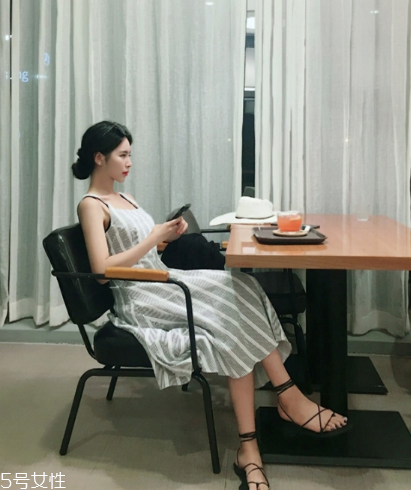 條紋連衣裙配什么鞋子？條紋連衣裙搭配鞋子圖片
