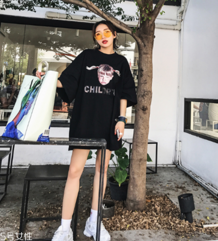 長(zhǎng)款t恤如何搭配？長(zhǎng)款t恤搭配技巧