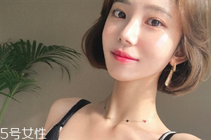 夏天化妝脖子黑怎么辦 皮膚黑畫(huà)什么妝好看